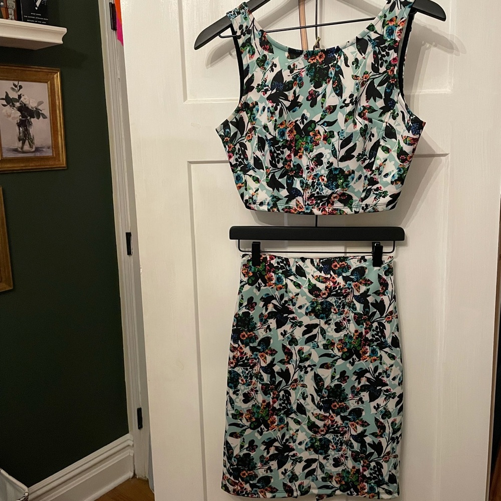 🌹✨ Tropical Floral Forever 21 Two Piece Skirt and Crop Top Set